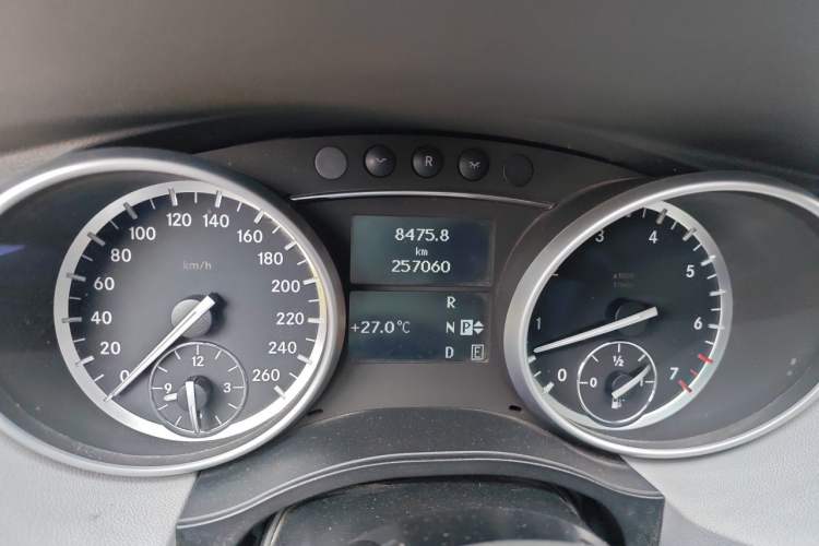 Used Mercedes-Benz R-Class 2011 R 300 L Business Model Odometer Close Up