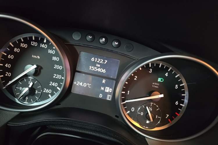 Used Mercedes-Benz R-Class 2011 R 300 L Business Model Odometer Close Up