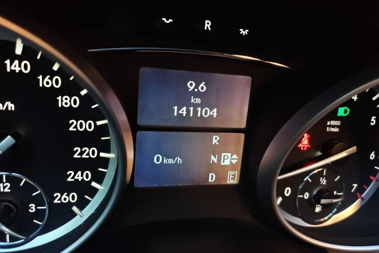 Used Mercedes-Benz R-Class 2011 R 350 L 4MATIC Odometer Close Up