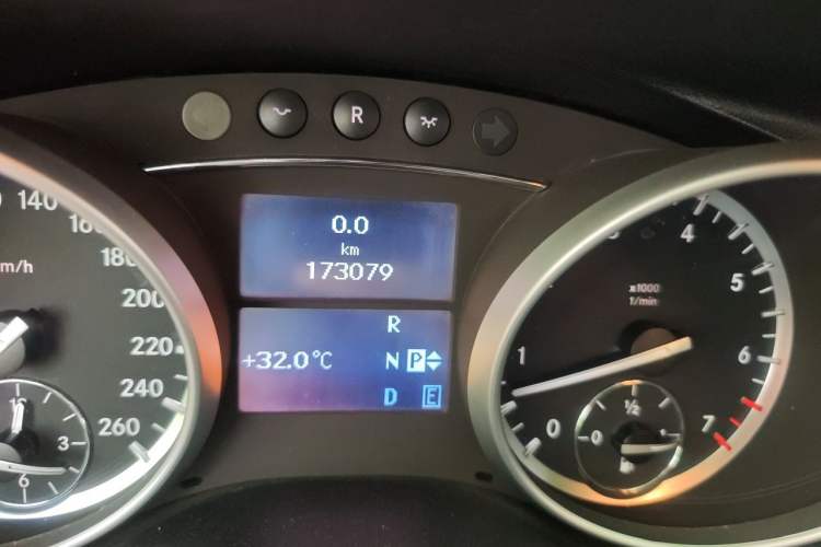 Used Mercedes-Benz R-Class 2011 R 300 L Business Model Odometer Close Up