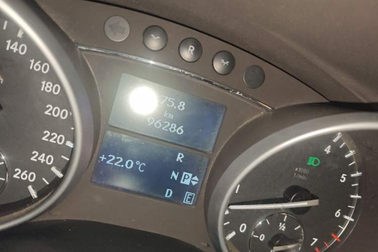 Used Mercedes-Benz R-Class 2011 R 350 L 4MATIC Odometer Close Up