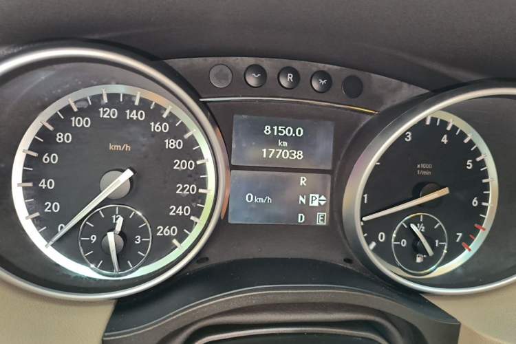 Used Mercedes-Benz R-Class 2011 R 300 L Business Model Odometer Close Up