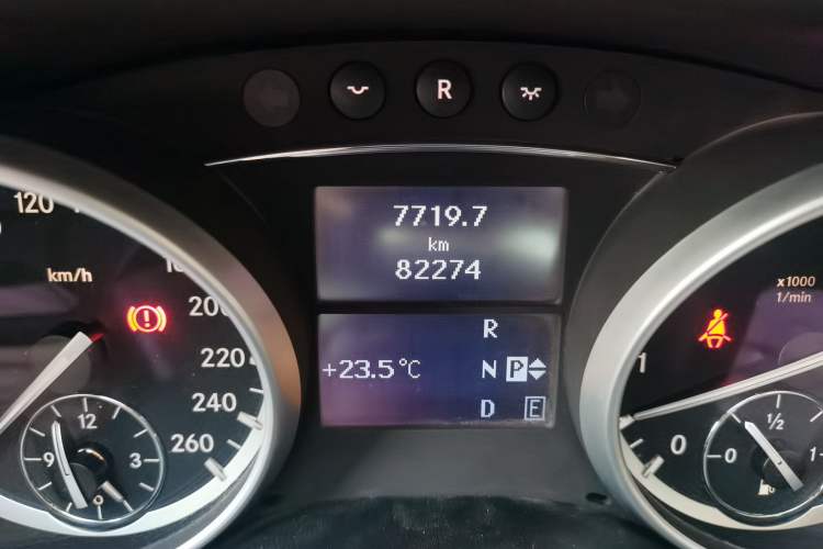 Used Mercedes-Benz R-Class 2011 R 300 L Business Model Odometer Close Up