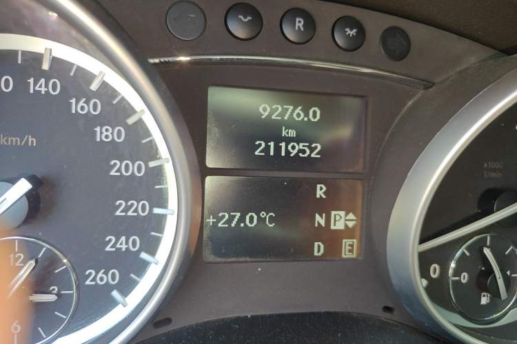 Used Mercedes-Benz R-Class 2011 R 350 L 4MATIC Odometer Close Up