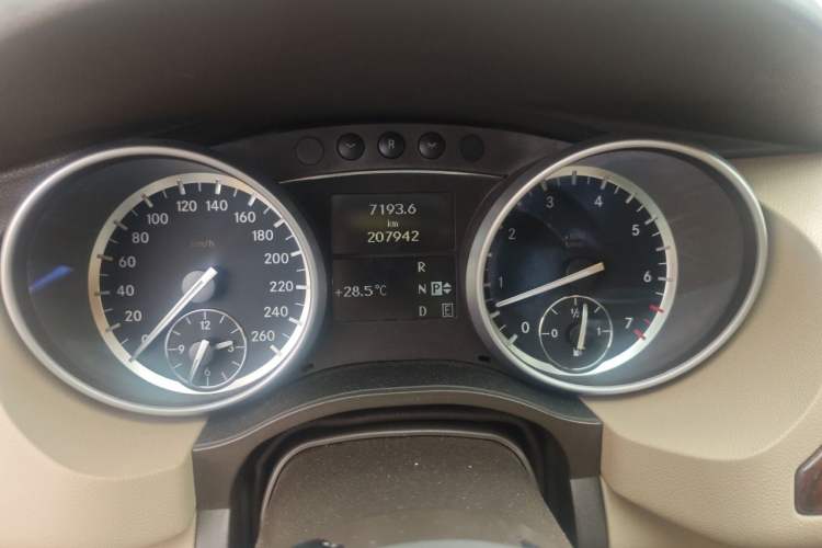 Used Mercedes-Benz R-Class 2011 R 350 L 4MATIC Odometer Close Up