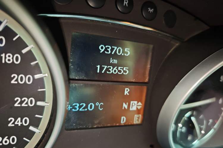 Used Mercedes-Benz R-Class 2011 R 350 L 4MATIC Odometer Close Up