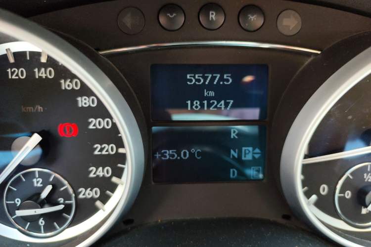 Used Mercedes-Benz R-Class 2011 R 350 L 4MATIC Odometer Close Up