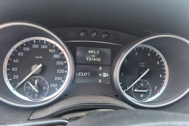 Used Mercedes-Benz R-Class 2011 R 300 L Business Model Odometer Close Up