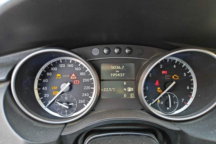 Used Mercedes-Benz R-Class 2011 R 350 L 4MATIC Odometer Close Up