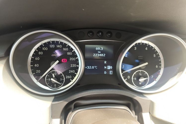 Used Mercedes-Benz R-Class 2011 R 300 L Business Model Odometer Close Up