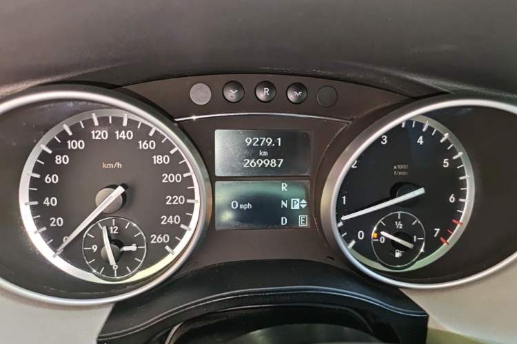 Used Mercedes-Benz R-Class 2011 R 350 L 4MATIC Odometer Close Up