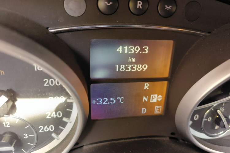 Used Mercedes-Benz R-Class 2011 R 300 L Business Model Odometer Close Up