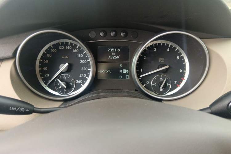 Used Mercedes-Benz R-Class 2011 R 300 L Business Model Odometer Close Up