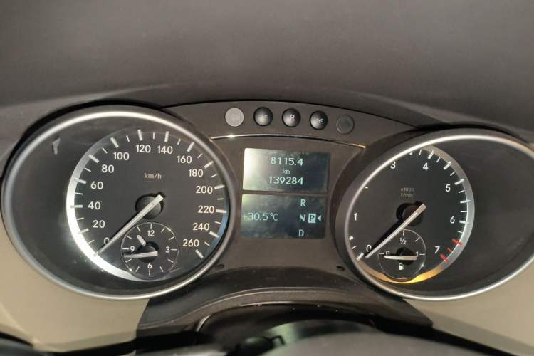 Used Mercedes-Benz R-Class 2011 R 350 L 4MATIC Odometer Close Up