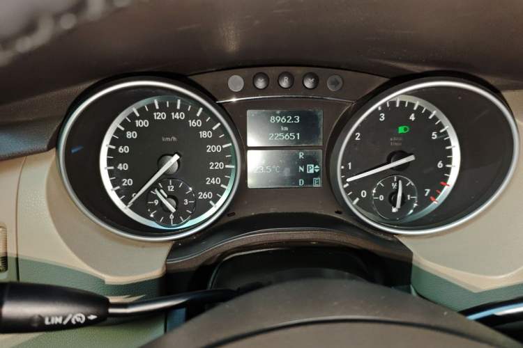 Used Mercedes-Benz R-Class 2011 R 350 L 4MATIC Odometer Close Up