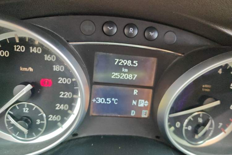 Used Mercedes-Benz R-Class 2011 R 300 L Business Model Odometer Close Up