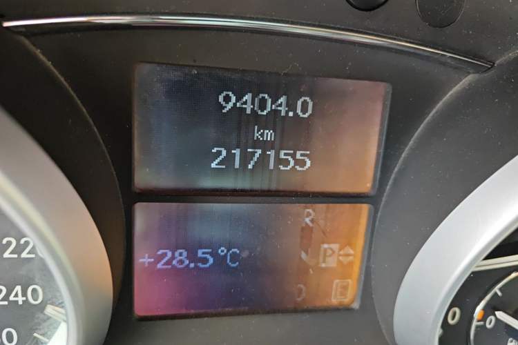 Used Mercedes-Benz R-Class 2011 R 300 L Business Model Odometer Close Up