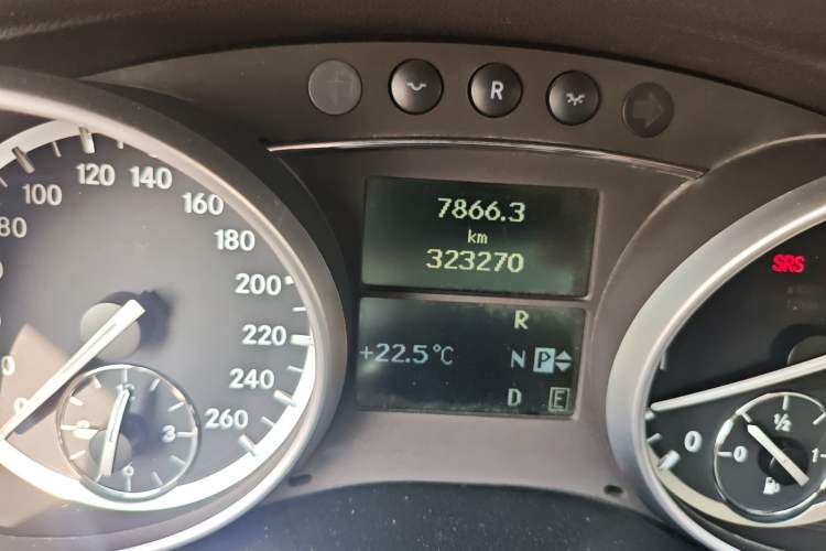 Used Mercedes-Benz R-Class 2011 R 350 L 4MATIC Odometer Close Up