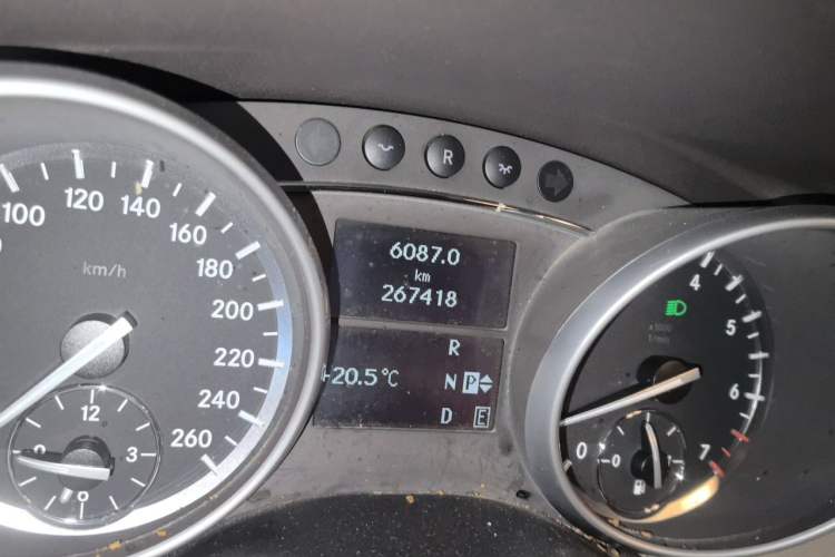 Used Mercedes-Benz R-Class 2011 R 300 L Business Model Odometer Close Up