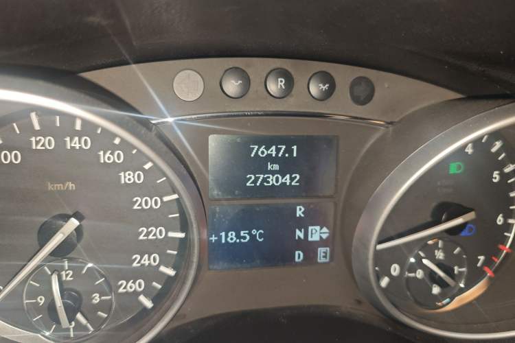 Used Mercedes-Benz R-Class 2011 R 300 L Business Model Odometer Close Up