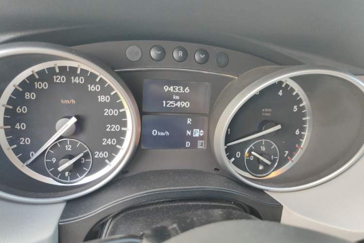Used Mercedes-Benz R-Class 2011 R 300 L Business Model Odometer Close Up