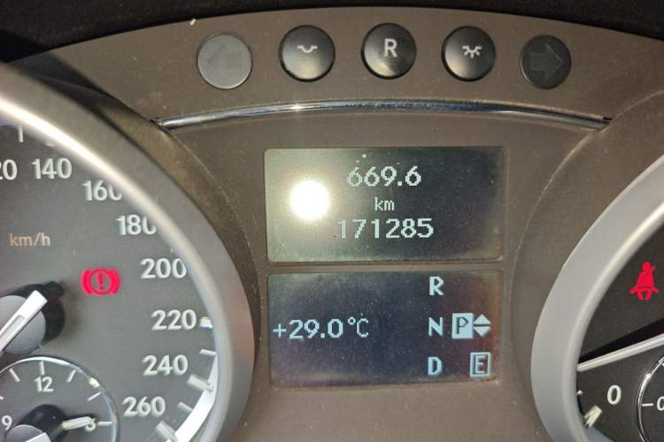 Used Mercedes-Benz R-Class 2011 R 300 L Business Model Odometer Close Up