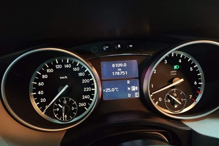 Used Mercedes-Benz R-Class 2011 R 350 L 4MATIC Odometer Close Up