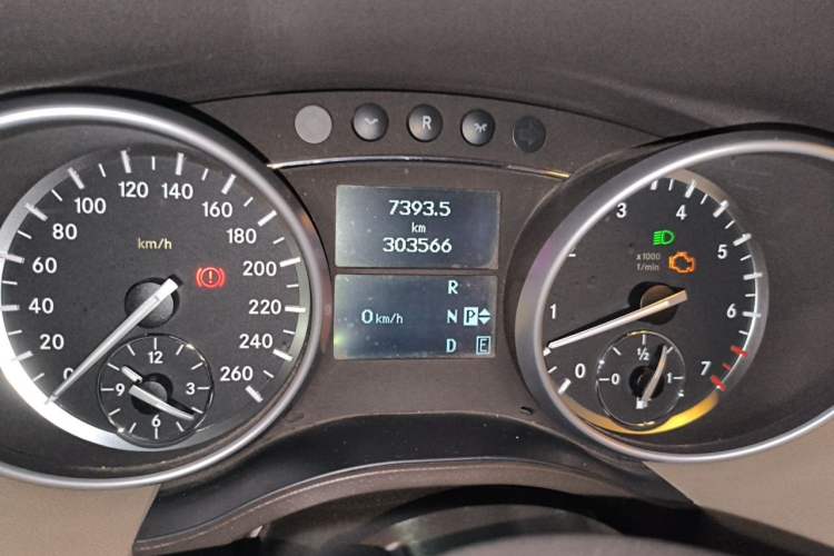 Used Mercedes-Benz R-Class 2011 R 350 L 4MATIC Odometer Close Up