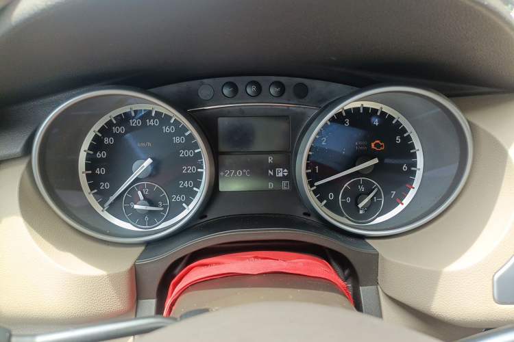 Used Mercedes-Benz R-Class 2011 R 300 L Business Model Odometer Close Up