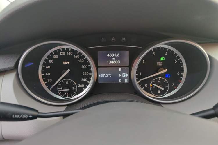 Used Mercedes-Benz R-Class 2011 R 300 L Business Model Odometer Close Up