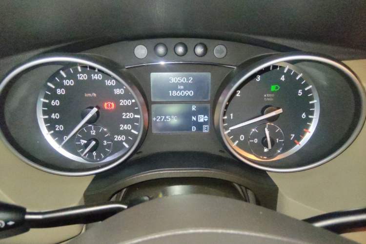 Used Mercedes-Benz R-Class 2011 R 350 L 4MATIC Odometer Close Up