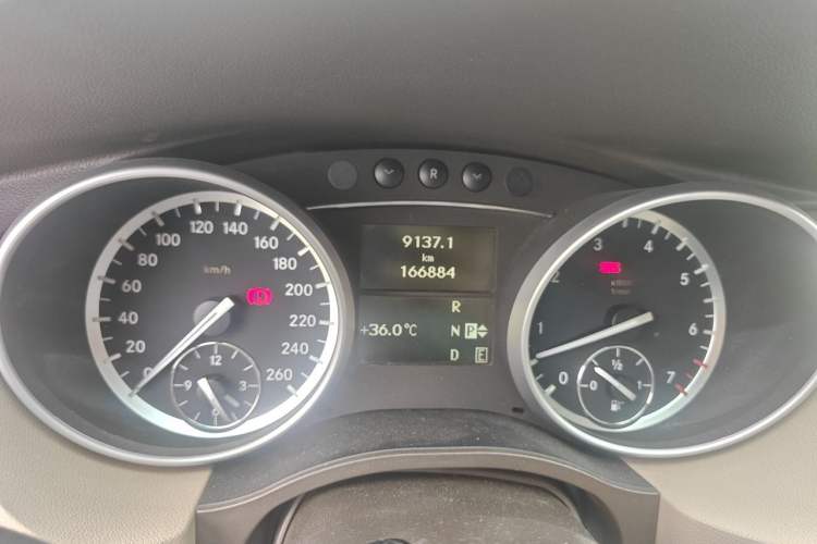 Used Mercedes-Benz R-Class  Odometer Close Up