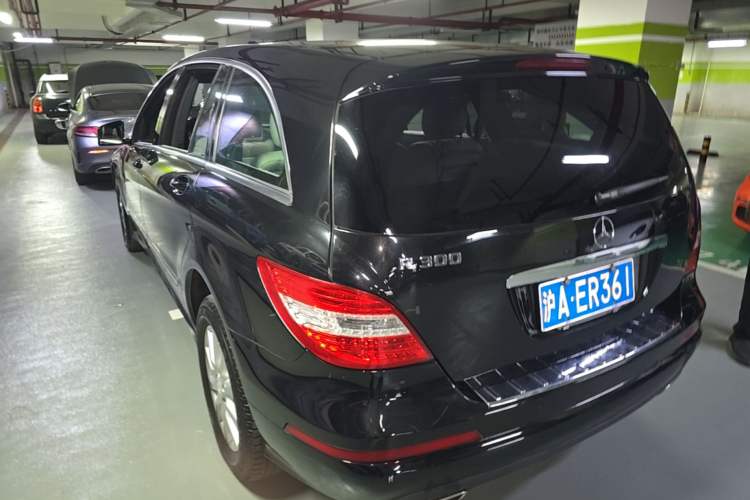 Used Mercedes-Benz R-Class 2011 R 300 L Business Model Rear Left 45 Deg