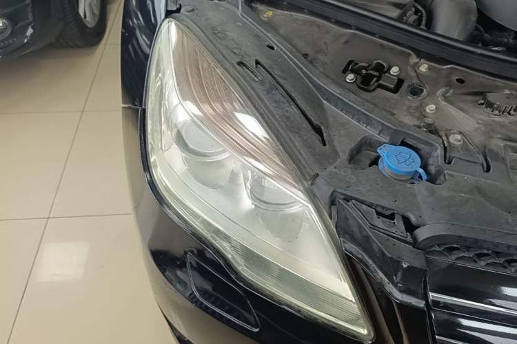 Used Mercedes-Benz R-Class 2011 R 300 L Business Model Right Front Headlight