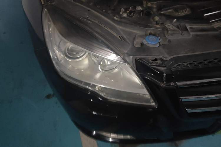 Used Mercedes-Benz R-Class 2011 R 300 L Business Model Right Front Headlight