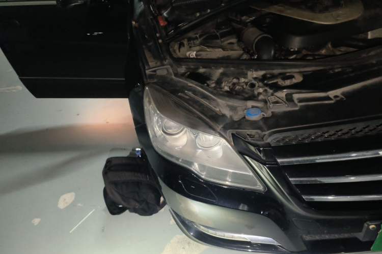 Used Mercedes-Benz R-Class 2011 R 300 L Business Model Right Front Headlight