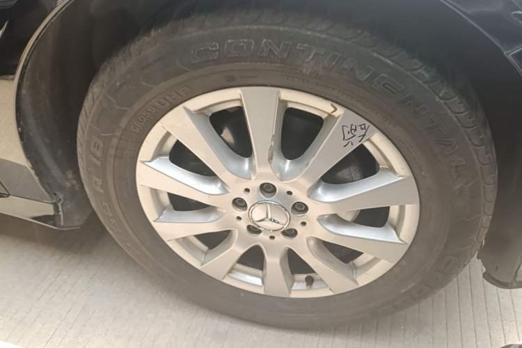 Used Mercedes-Benz R-Class 2011 R 300 L Business Model Right Front Wheel Hub