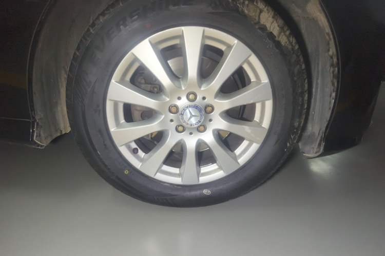 Used Mercedes-Benz R-Class 2011 R 300 L Business Model Right Front Wheel Hub