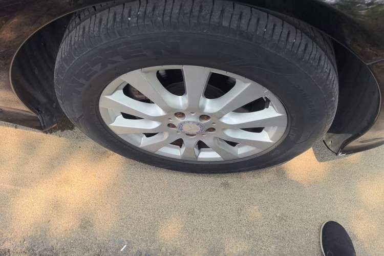 Used Mercedes-Benz R-Class 2011 R 300 L Business Model Right Front Wheel Hub
