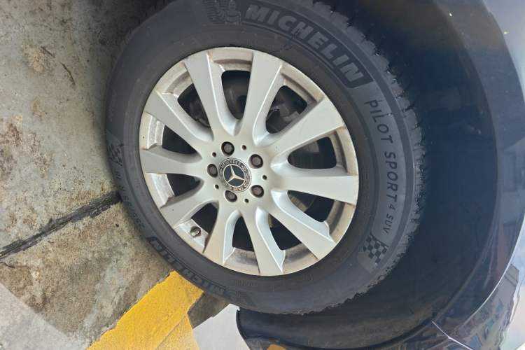 Used Mercedes-Benz R-Class 2011 R 300 L Business Model Right Front Wheel Hub