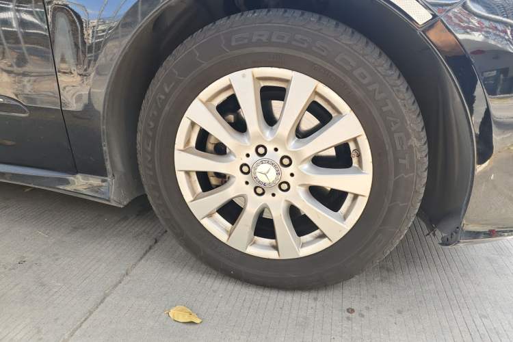 Used Mercedes-Benz R-Class 2011 R 300 L Business Model Right Front Wheel Hub