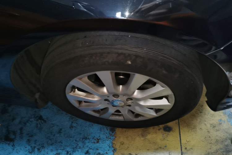 Used Mercedes-Benz R-Class 2011 R 300 L Business Model Right Front Wheel Hub
