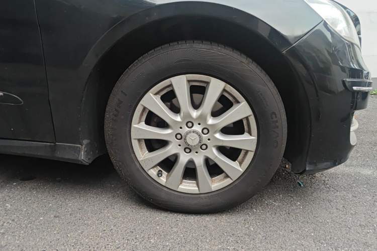 Used Mercedes-Benz R-Class 2011 R 300 L Luxury Model Right Front Wheel Hub