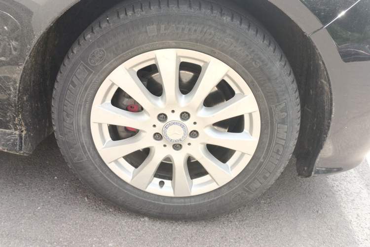 Used Mercedes-Benz R-Class 2011 R 300 L Business Model Right Front Wheel Hub