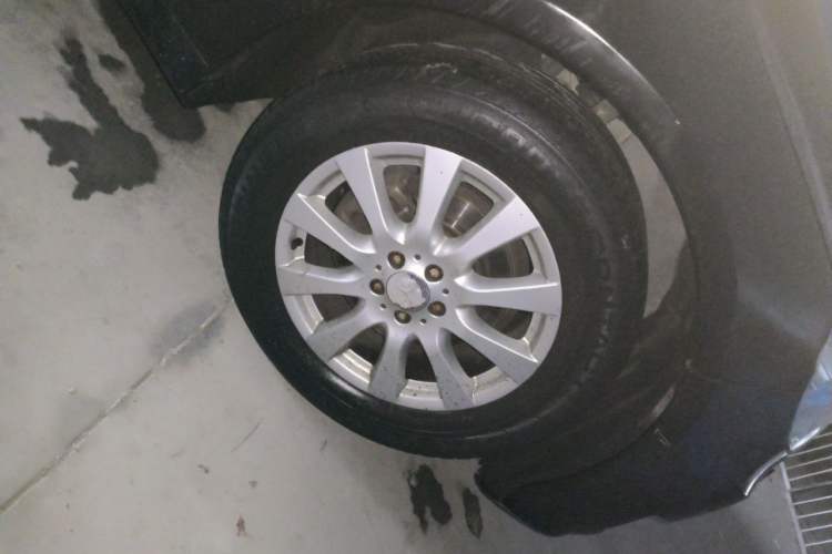 Used Mercedes-Benz R-Class 2011 R 300 L Business Model Right Front Wheel Hub