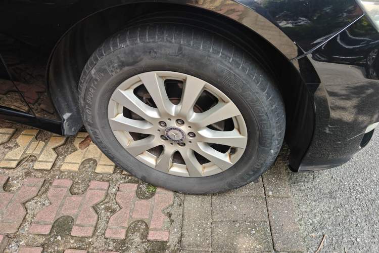Used Mercedes-Benz R-Class 2011 R 300 L Business Model Right Front Wheel Hub