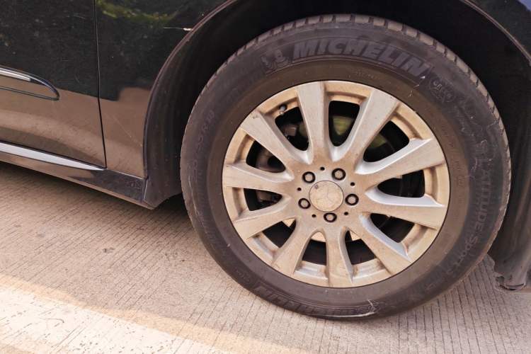 Used Mercedes-Benz R-Class 2011 R 300 L Business Model Right Front Wheel Hub