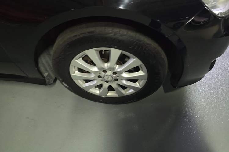 Used Mercedes-Benz R-Class 2011 R 300 L Business Model Right Front Wheel Hub