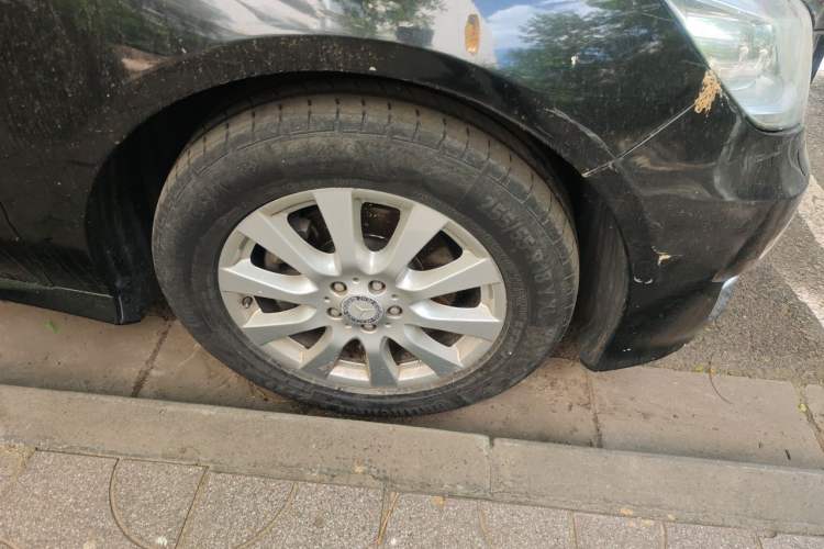 Used Mercedes-Benz R-Class 2011 R 300 L Business Model Right Front Wheel Hub
