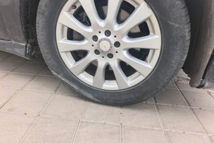 Used Mercedes-Benz R-Class 2011 R 300 L Business Model Right Front Wheel Hub